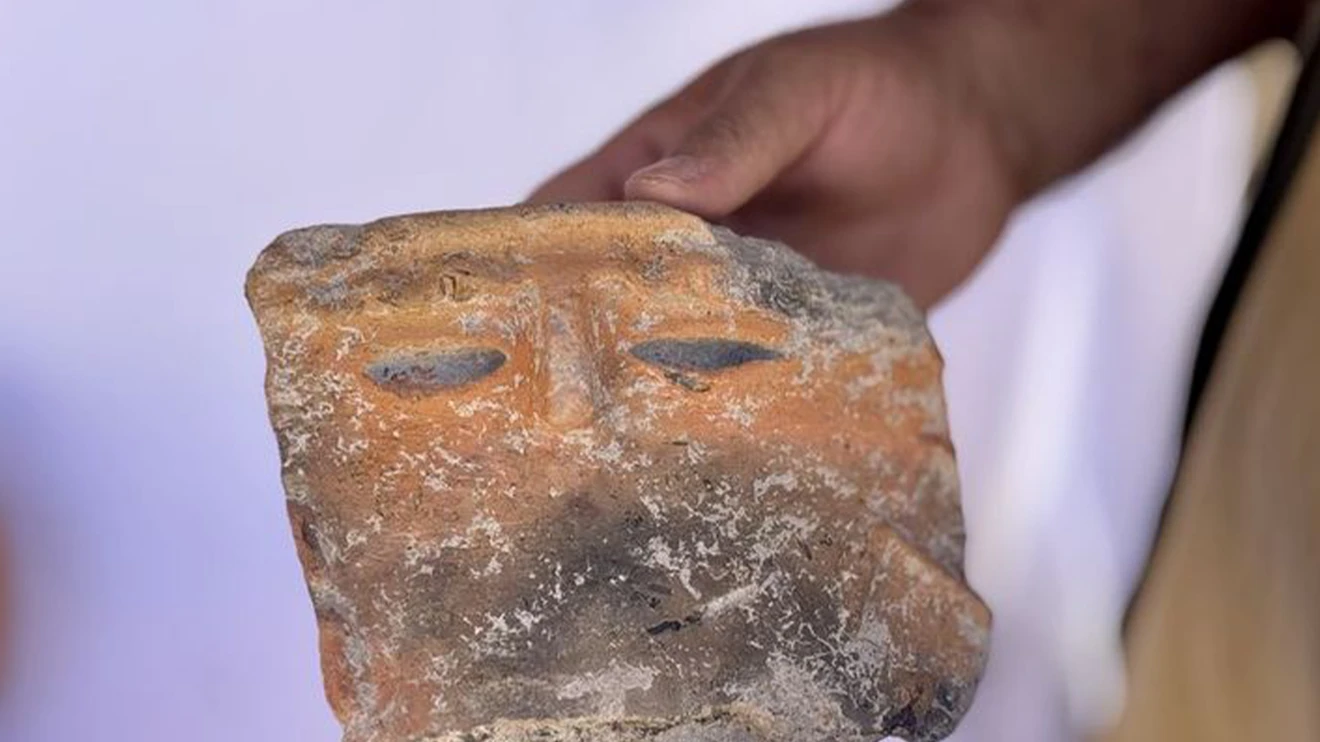 Konya'da yaklaşık 5 bin yıllık 'insan yüzlü' çömlek parçası bulundu